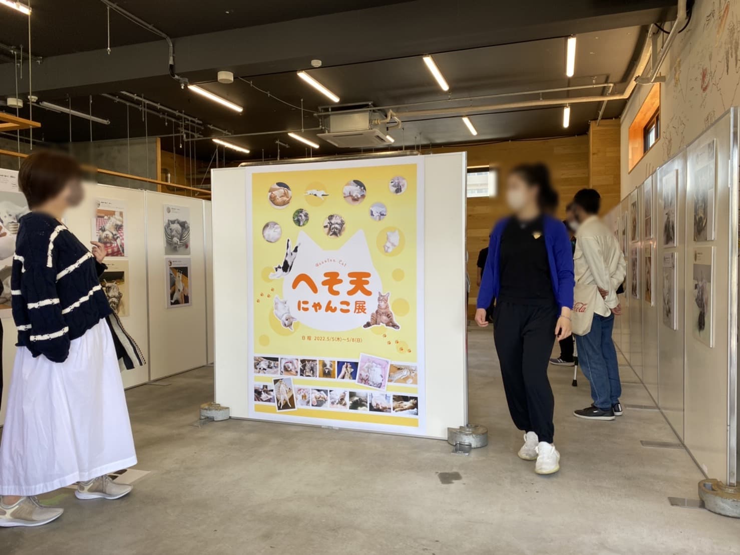 写真パネル展「へそ天にゃんこ展in問屋町テラス」